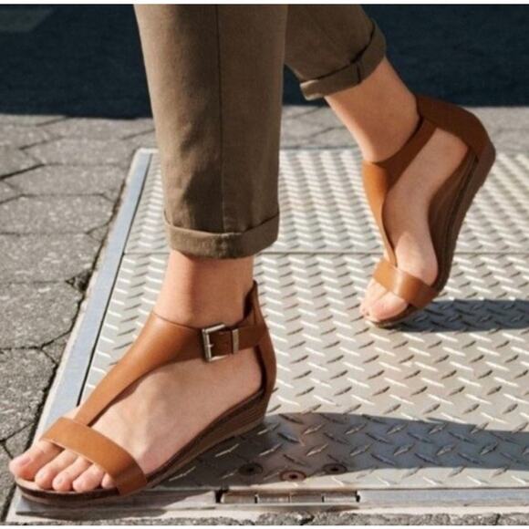 Kenneth Cole Great City Gal Toffee Cognac Vegan Leather Wedge T-Strap Sandals 8 - Picture 1 of 13